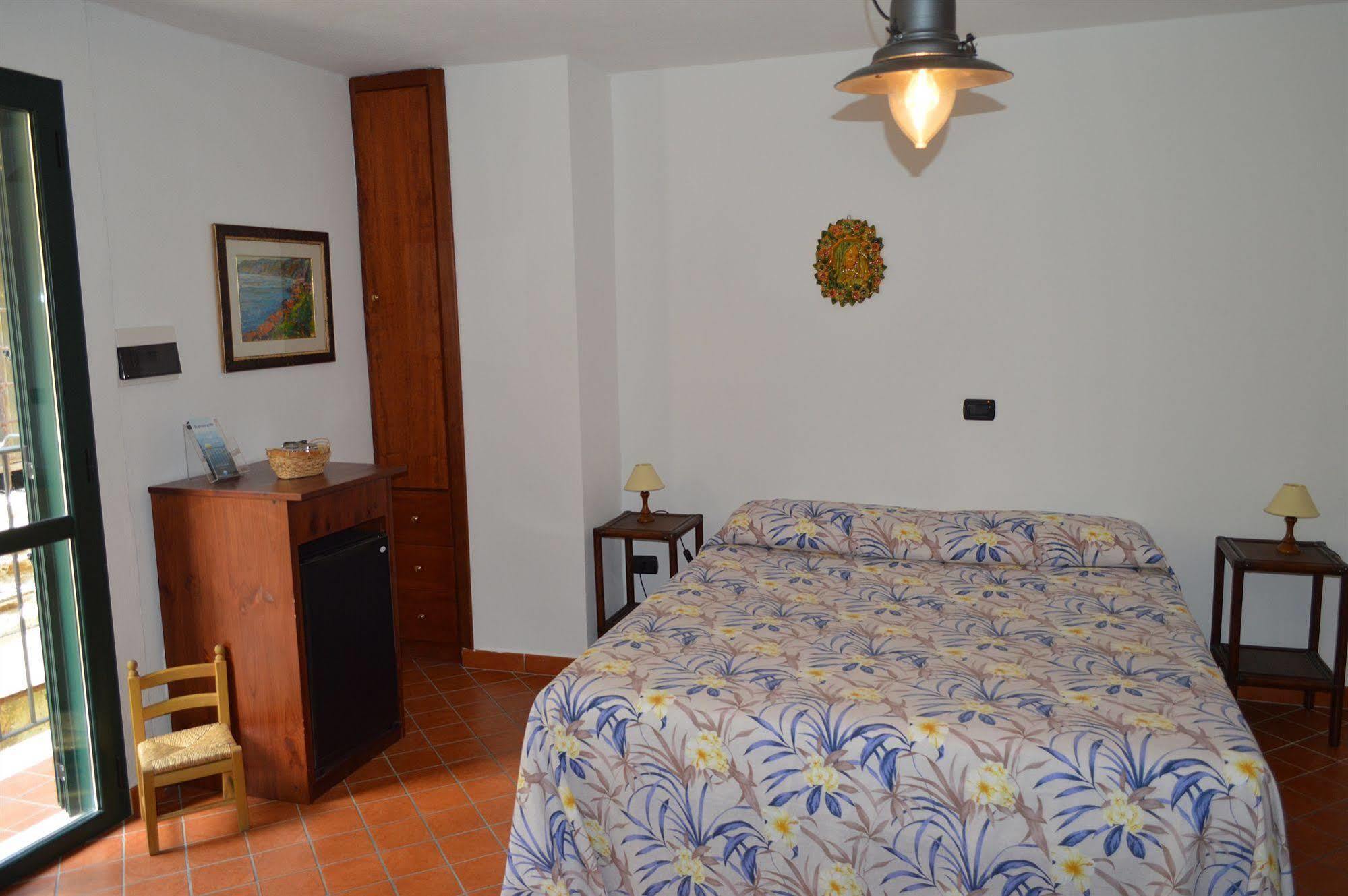 Le Piccole Grotte Bed & Breakfast Шила Екстериор снимка