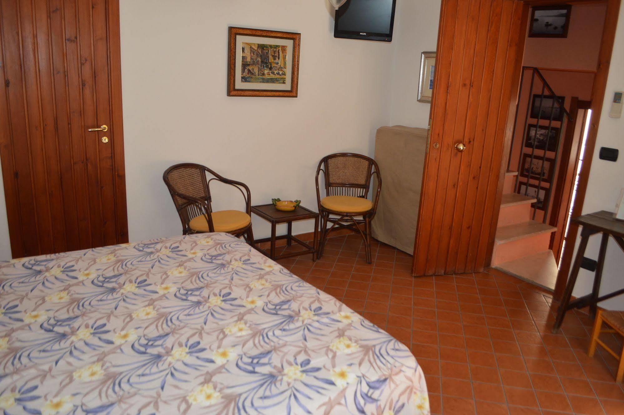 Le Piccole Grotte Bed & Breakfast Шила Екстериор снимка