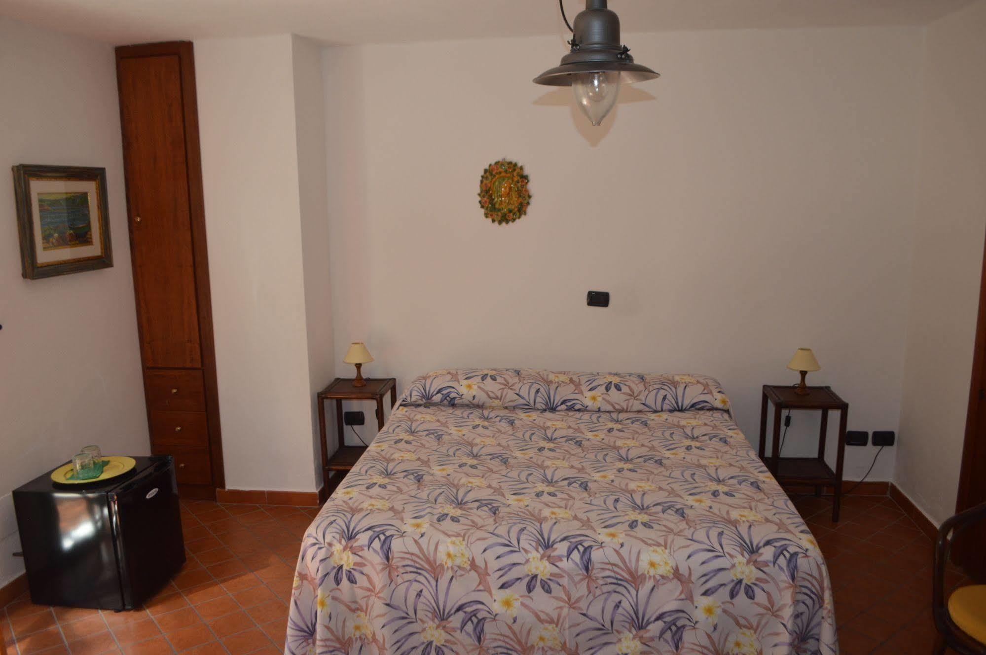 Le Piccole Grotte Bed & Breakfast Шила Екстериор снимка
