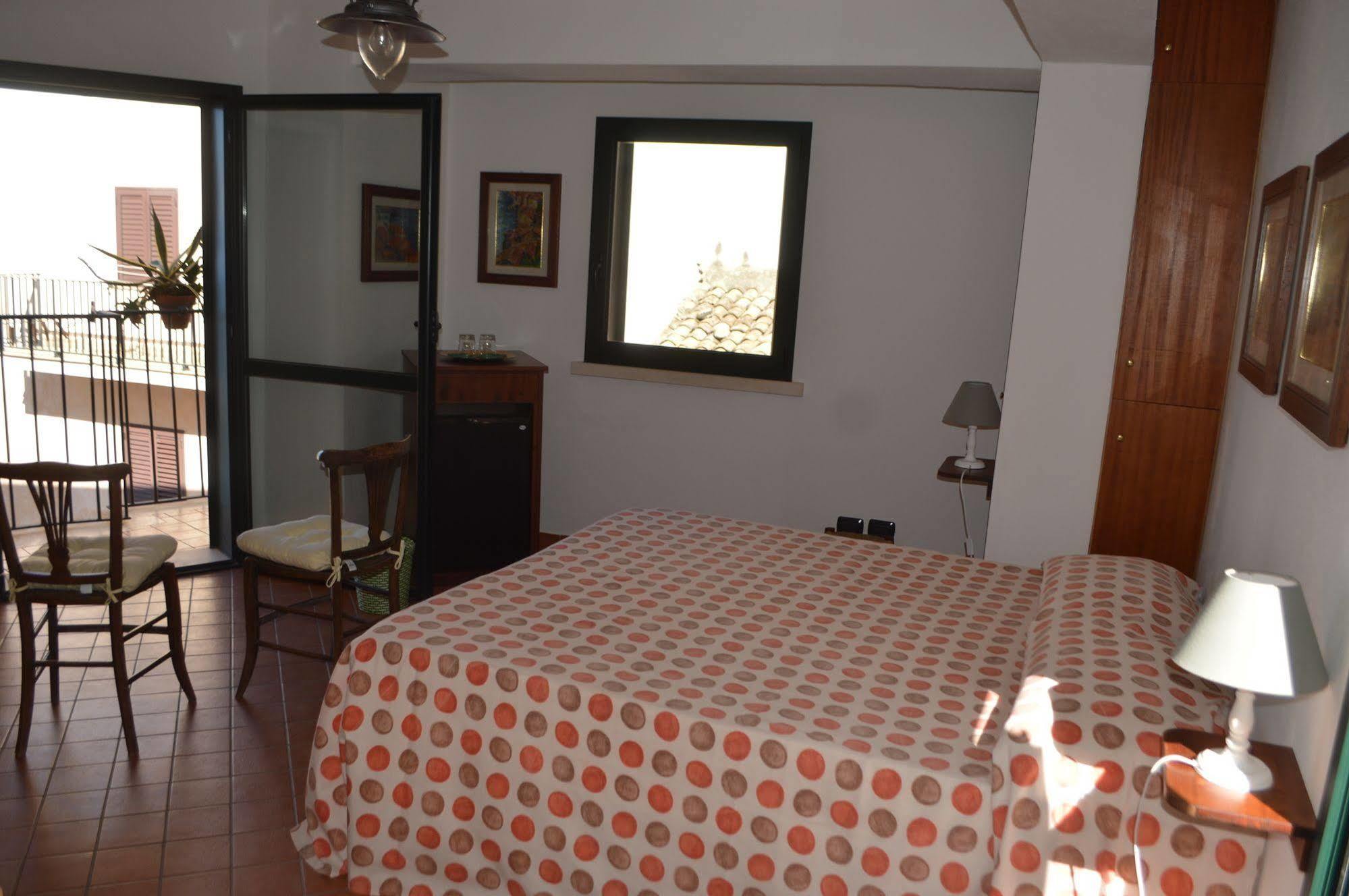 Le Piccole Grotte Bed & Breakfast Шила Екстериор снимка