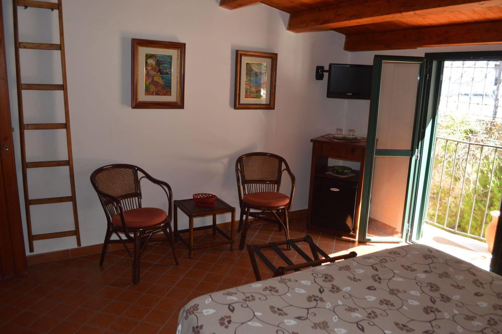 Le Piccole Grotte Bed & Breakfast Шила Екстериор снимка
